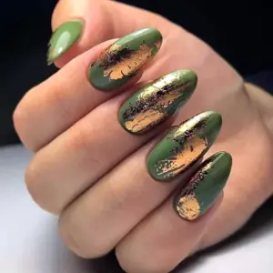 Оливковый маникюр с золотом