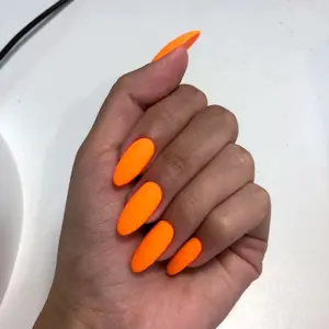 Оранжевые ногти миндаль 2022