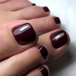 Педикюр бордовый