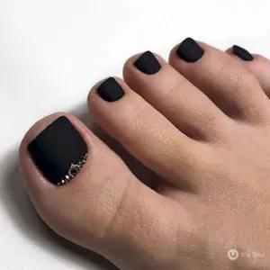 Педикюр черный