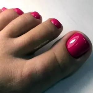 Педикюр яркий однотонный