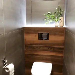 Плитка под дерево в туалете