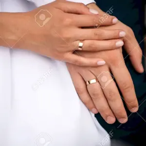 Плоские обручальные кольца на руке