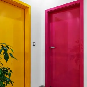 Разноцветные двери в интерьере