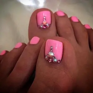 Розовый педикюр с камушками