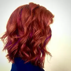 Рыжие волосы с фиолетовыми прядями
