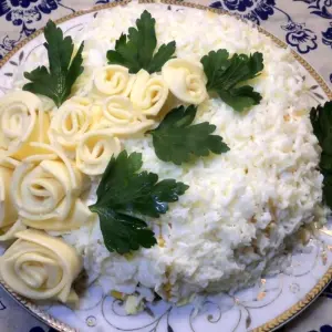 Салат невеста с копченой курицей и плавленным сыром