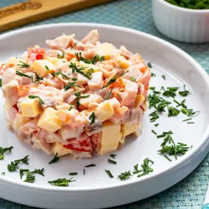 Салат с копченой курицей и помидорами