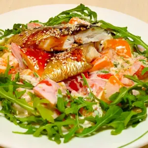 Салат с копченой рыбой