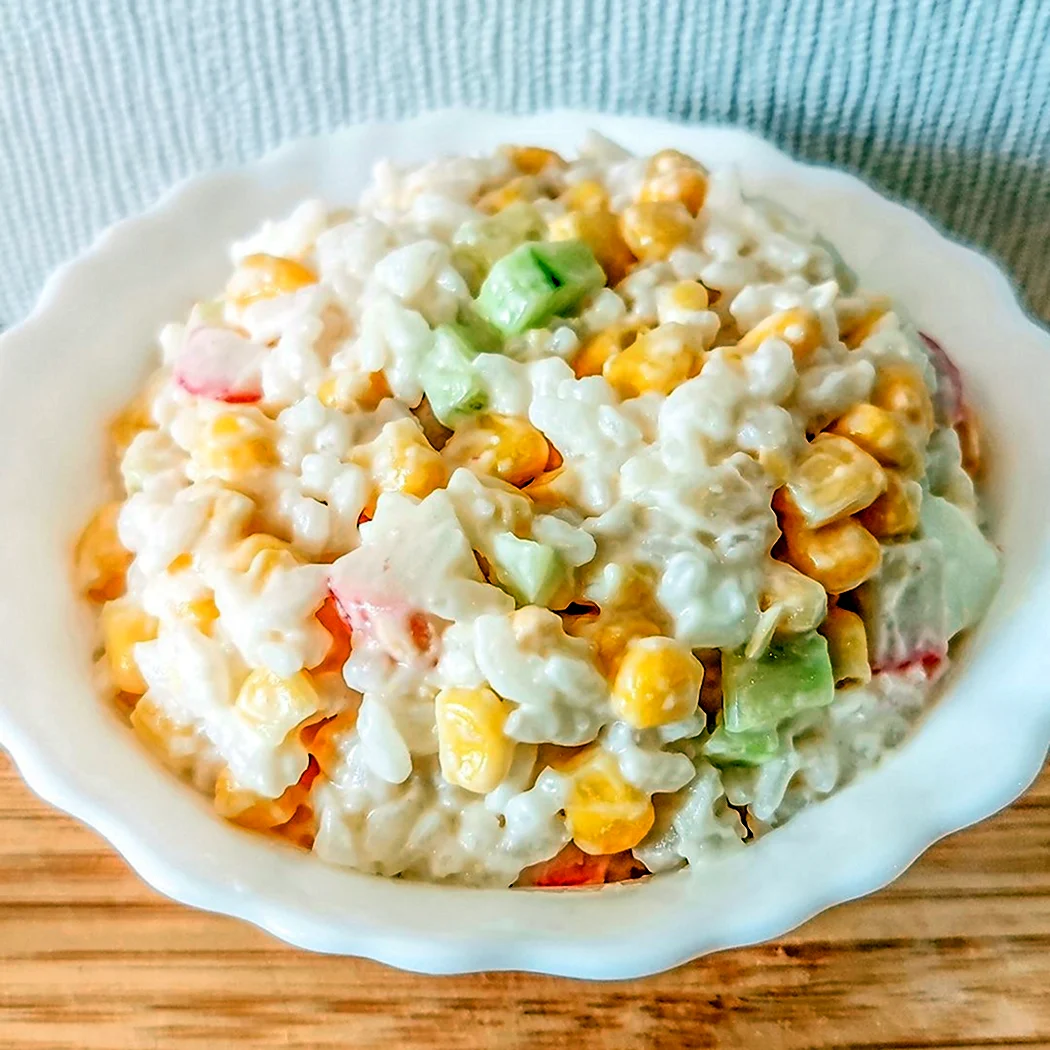 Крабовый салат с яйцом и кукурузой огурцом. Салат с крабовыми палочками и кукурузой и рисом. Рис с крабовыми палочками и кукурузой. Салат с рисом и крабовыми палочками и кукурузой и огурцом. Крабовый салаттрецепт.