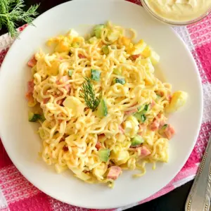 Салат с лапшой Роллтон и колбасой
