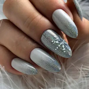 Серебристый маникюр