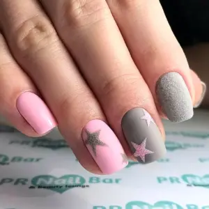 Серо-розовый маникюр