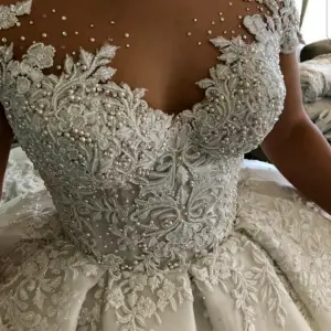 Свадебное платье расшитое