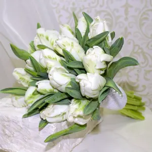 Свадебный букет из тюльпанов белых пионовидных