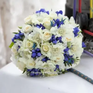 Свадебный букет с синей статицей