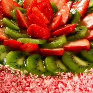 Торт с киви и клубникой