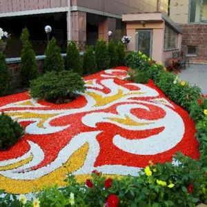 Цветной щебень в ландшафте