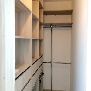 Узкая гардеробная из кладовки