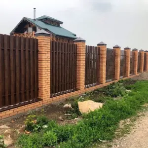 Забор из кирпича