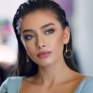 Актриса Неслихан Атагюль