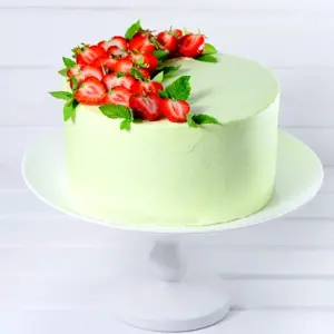 Белый торт с клубникой
