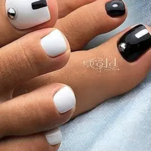 Черно белый педикюр