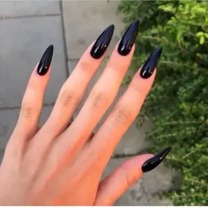 Чёрный маникюр на длинные ногти