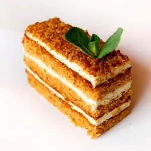 Карамельный медовик с апельсиновым кремом
