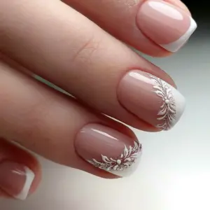 Классический френч на короткие ногти нежный
