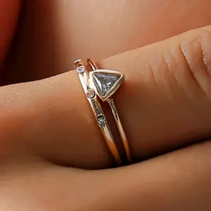 Кольцо с треугольным камнем
