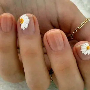 Маникюр с ромашками на короткие ногти