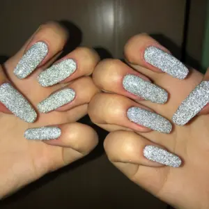 Маникюр серебристый светоотражающий