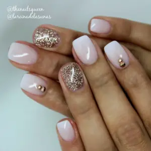 Молочный маникюр с блестками на коротких ногтях