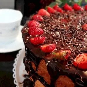 Шоколадный торт с клубникой и печеньем