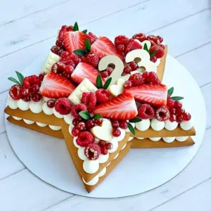 Тортик с клубникой и цифрами