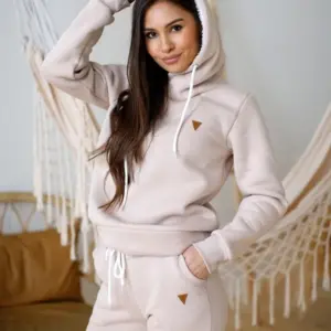 Женский спортивный костюм с капюшоном